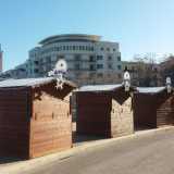 Le casette tra l'altro sono diventate realmente operative solo 15 giorni dopo l�inaugurazione della ruota, visto che il Comune a un certo punto per ragioni di sicurezza ha deciso di spostare l�intero �villaggio�. Prima si trovava sotto la ruota, poi invece � stato posto sul marciapiede antistante